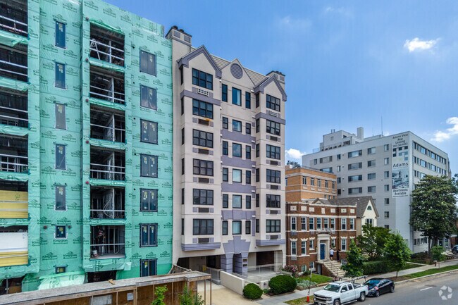 Foto del edificio - 3217 Wisconsin Ave NW