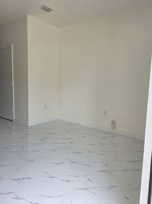 Living room - 2973 SE 15th Ter