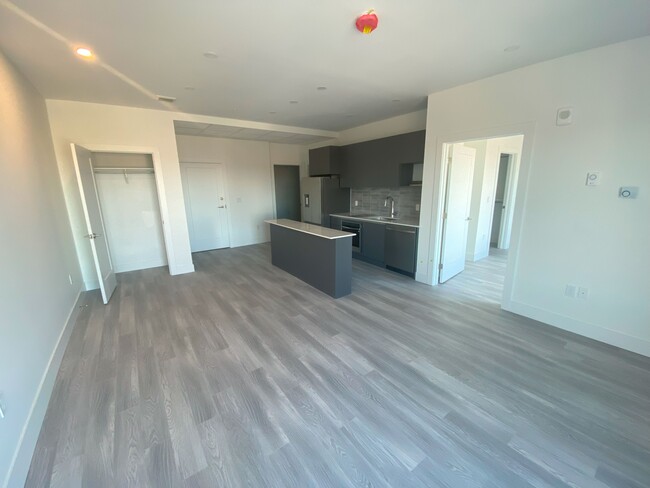 Photo du bâtiment - Beautiful New 1 Bed + Den