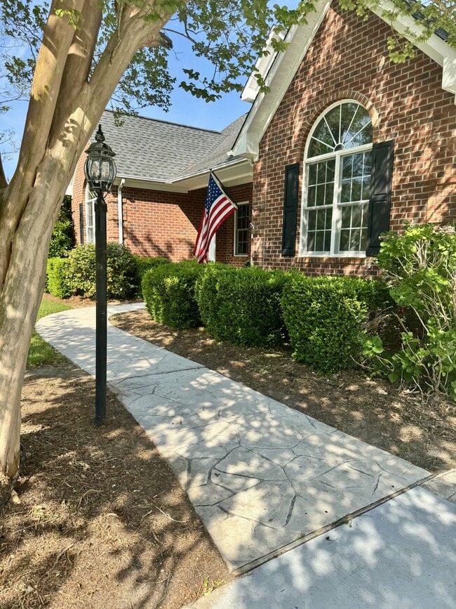 Building Photo - 513 Alexis Dr
