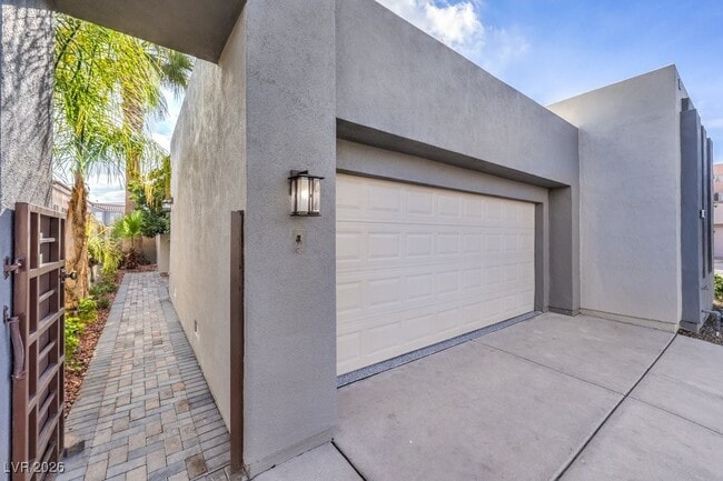 Foto del edificio - 111 Twin Towers Ave