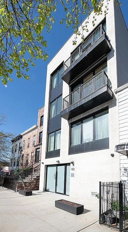 Foto del edificio - 42 Rochester Ave