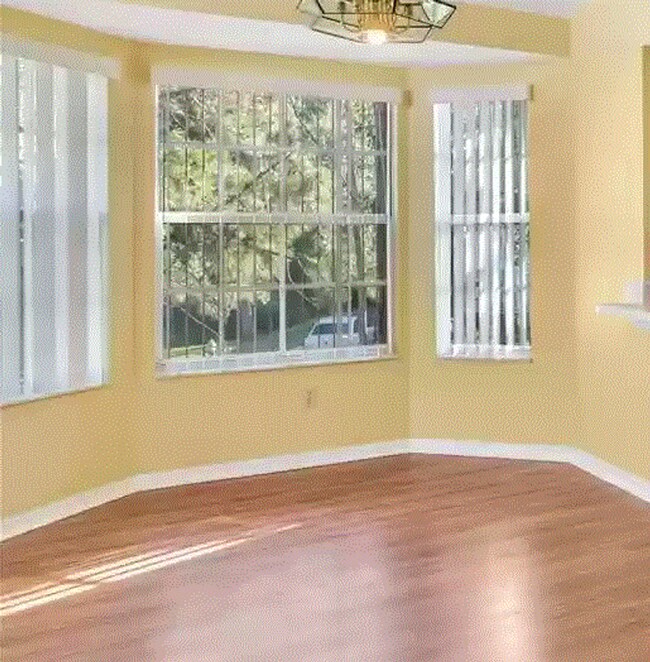 Photo - Spacious 3 bedroom condo, perfectly located near shopping & attractions!