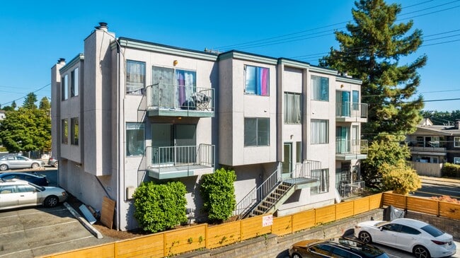 Building Photo - Spacious 1 Bedroom Apartment w/ Parking in...