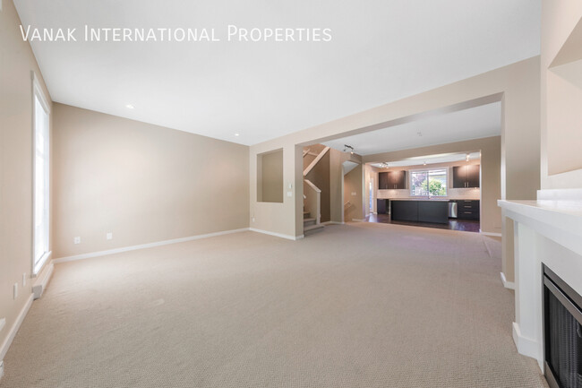 Photo du bâtiment - 4 Bed / 4 Bath Townhouse in Coquitlam