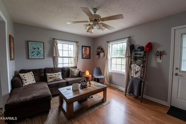 Foto del edificio - Updated North Knoxville Gem | Massive Fenced Yard & Prime Location!
