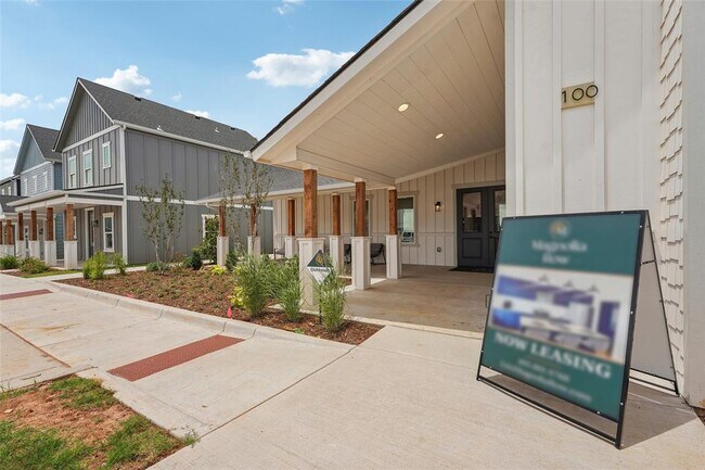 Foto del edificio - 6300 W Memorial Rd