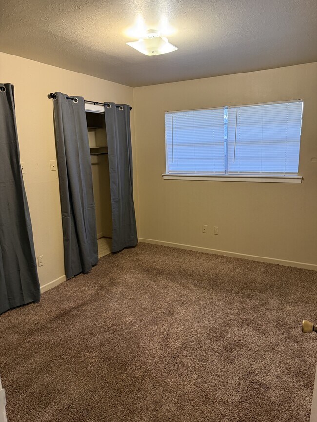 Foto del edificio - 910 W Lennon Dr