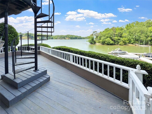Foto del edificio - 9808 Emerald Point Dr