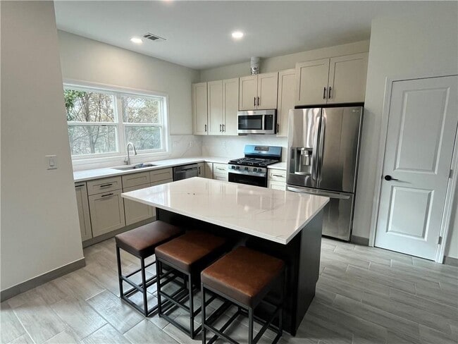 Foto del edificio - 4500 Kings Lake Dr