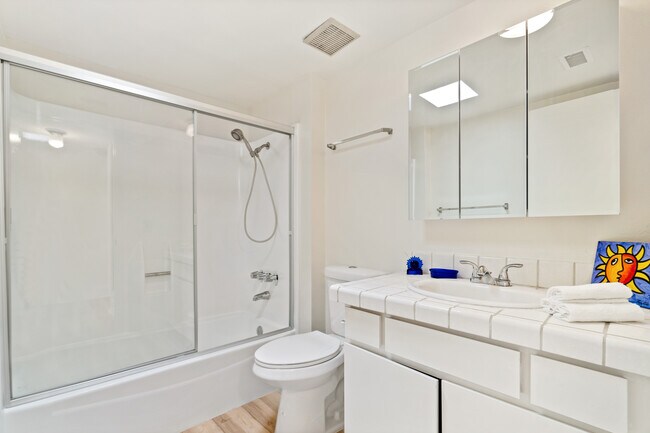 Foto del edificio - 1890 S Cochran Ave