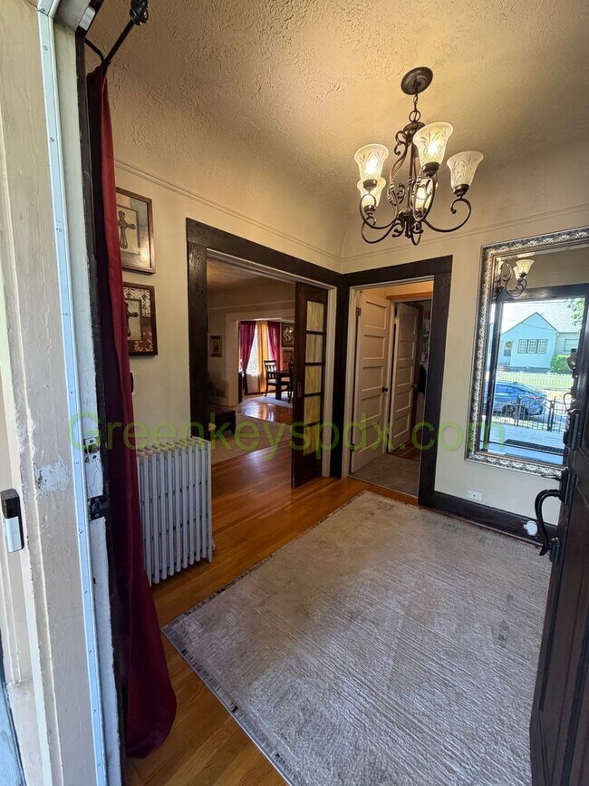 Foto del edificio - Awesome 4-Bed/2-Bath Craftsman Bungalow House Near Alberta District