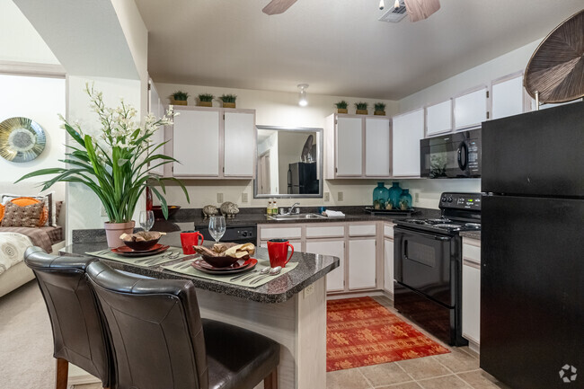 2BR, 2BA - 928SF - Cocina - Vantage Center