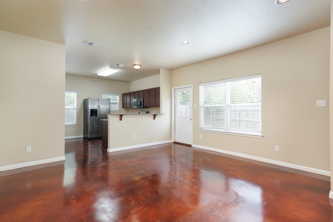 Building Photo - 547 Advantage Dr