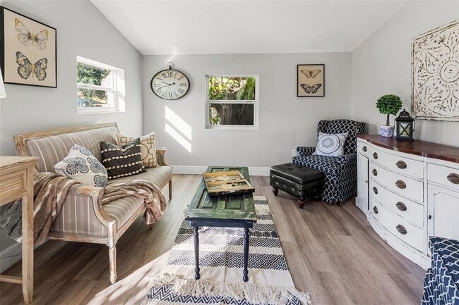 Building Photo - 1606 E Osborne Ave