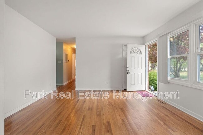 Photo - 8907 Rollingwood Rd House