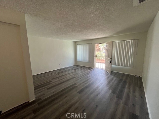 Foto del edificio - 51099 Eisenhower Dr