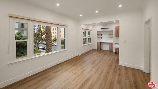 Foto del edificio - 5729 Carlton Way