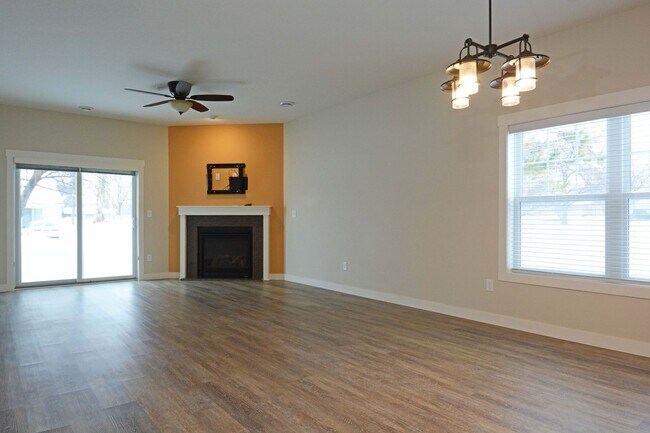 Foto del edificio - Beautiful 3 BD / 2.25 BA townhome in Rosem...