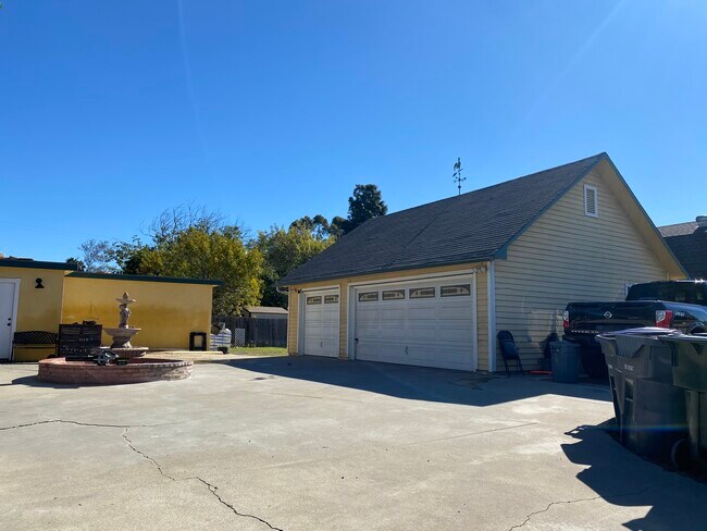 Building Photo - 1617 Rock Springs Rd