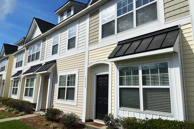 Building Photo - 12664 Persimmon Tree Dr