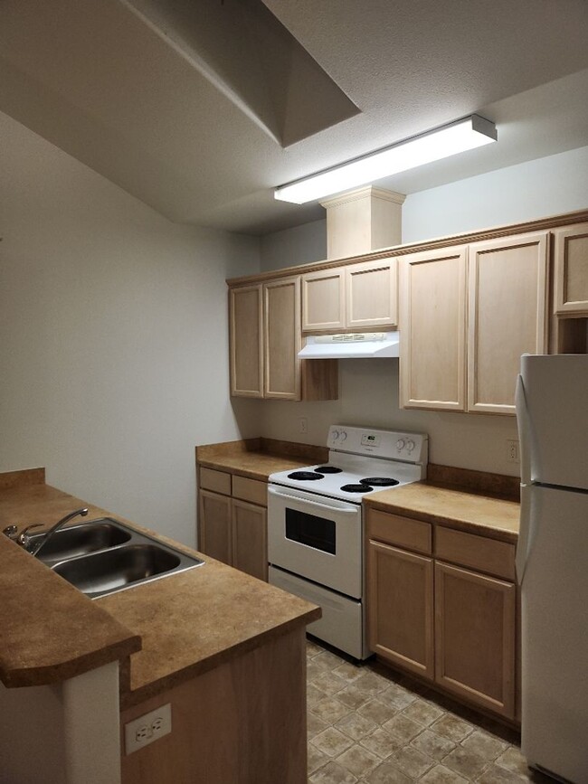 Building Photo - Super cute 2 bedroom, 2 bath Duplex in Cen...