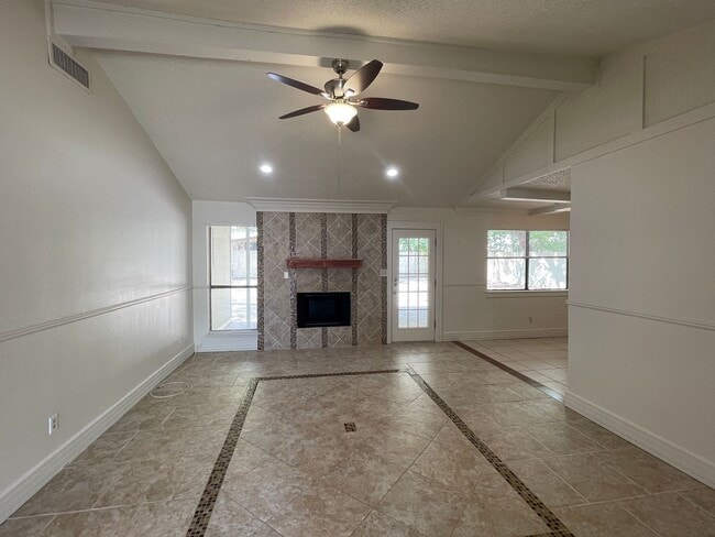 Building Photo - Spacious home on a huge lot!