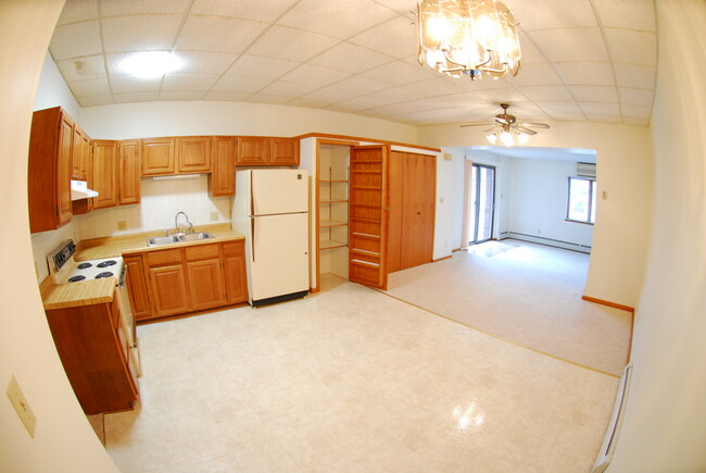 Kitchen/Dining Area - Lincoln Apartments LLC