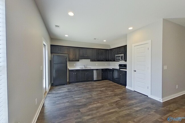 Building Photo - 204 White Oak Cir