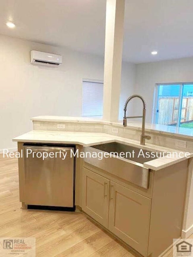 Foto del edificio - Modern 3 Bedroom Duplex With Garage!!