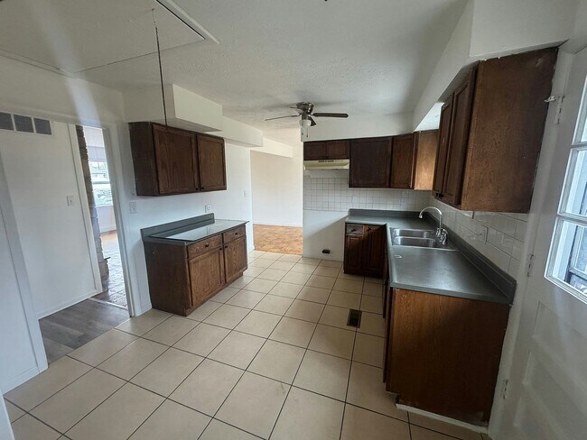 Foto del edificio - 4463 N Campbell Ave