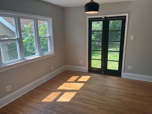 Foto del edificio - "Charming 2-Bedroom Oasis: Your Perfect Bl...