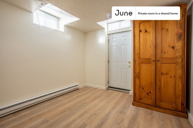 Foto del edificio - Private bedroom in 5 bed/2 bath Home
