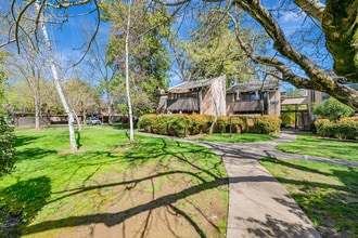 Building Photo - 879 Woodside Ln E