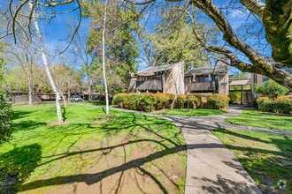 Building Photo - 879 Woodside Ln E