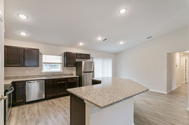 Foto del edificio - 20241 Peachland Blvd