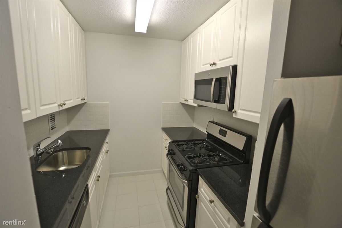Building Photo - 176 W 87th St