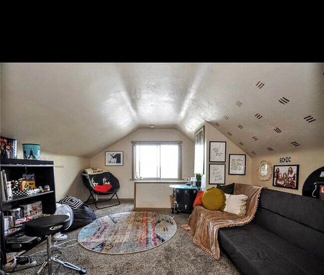 Building Photo - 3007 Pyramid Ave