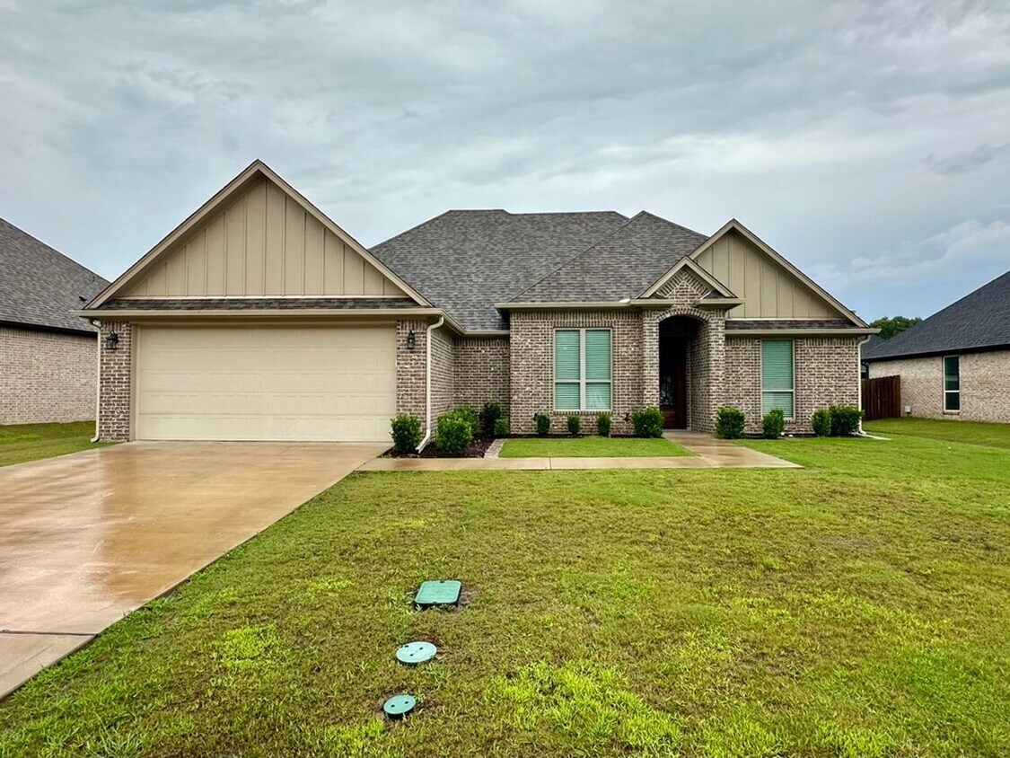Foto principal - Available Now! Stunning 3 Bedroom 2 Bath i...