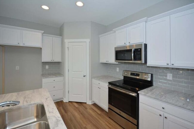 Building Photo - 5447 Rowling Dr