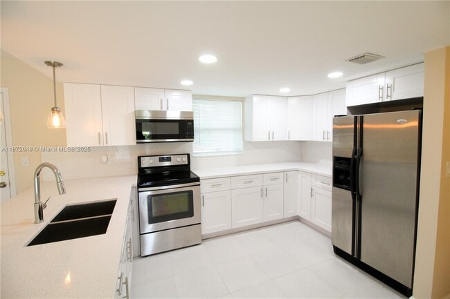 Building Photo - 9359 Fontainebleau Blvd
