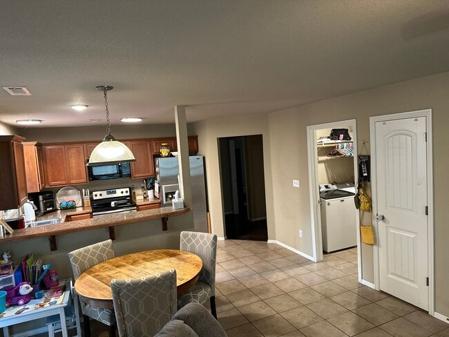 Building Photo - Available August 1st!  3-Bedroom, 2-Bathro...