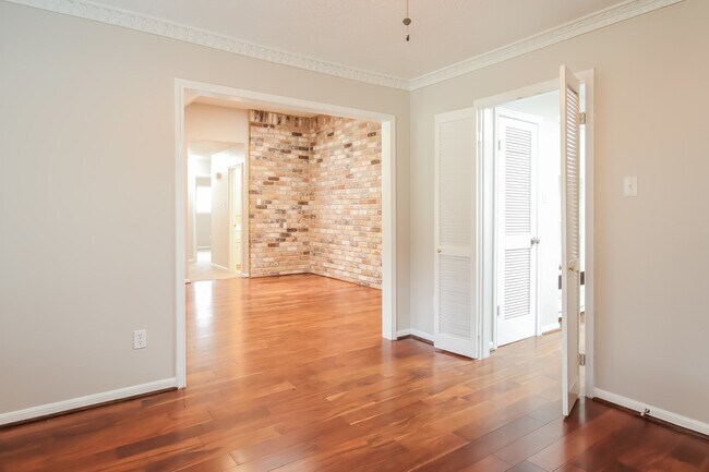 Foto del edificio - 3823 Pleasant Valley Dr