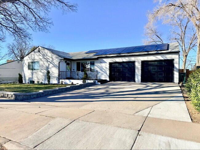 Foto del edificio - Gorgeously Updated Pueblo Home