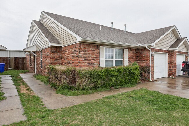 Foto del edificio - Cute 3BD/2BTH Duplex in Central East Norman!