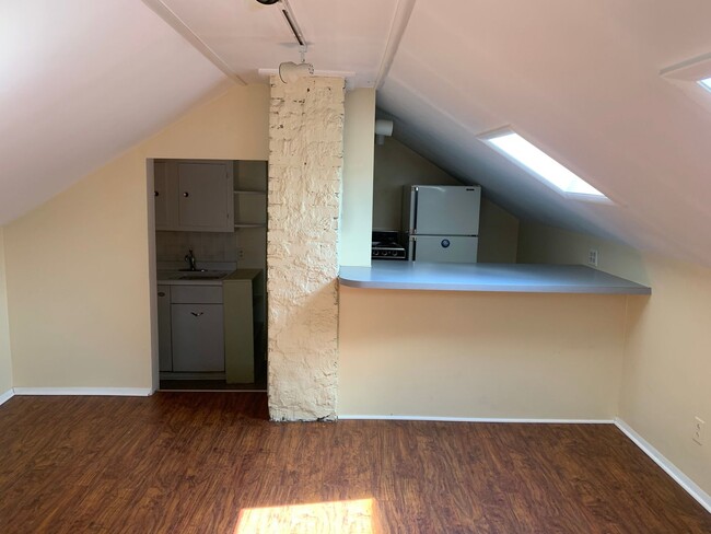 Building Photo - Royal Oak Duplex - Fairgrove