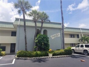 Building Photo - 12000 Capri Cir S