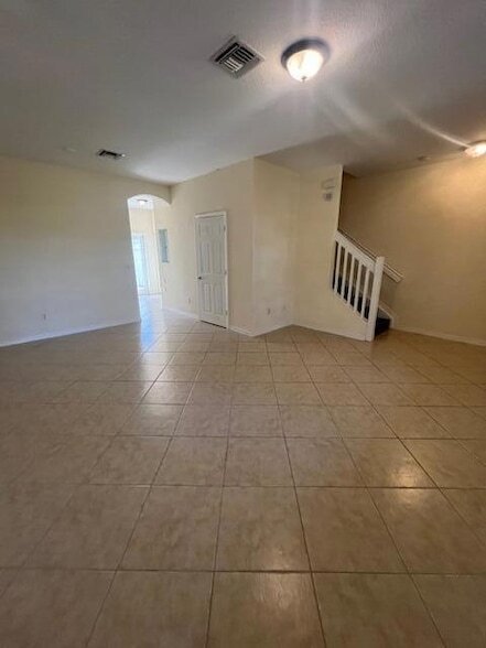 Foto del edificio - 211 E Thatch Palm Cir