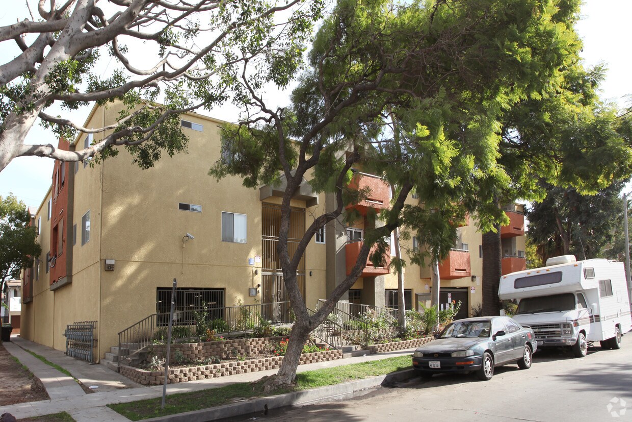 Building Photo - 800 Rose Ave