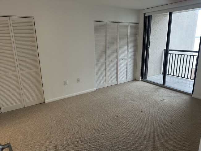 Building Photo - 540 Brickell Key Dr